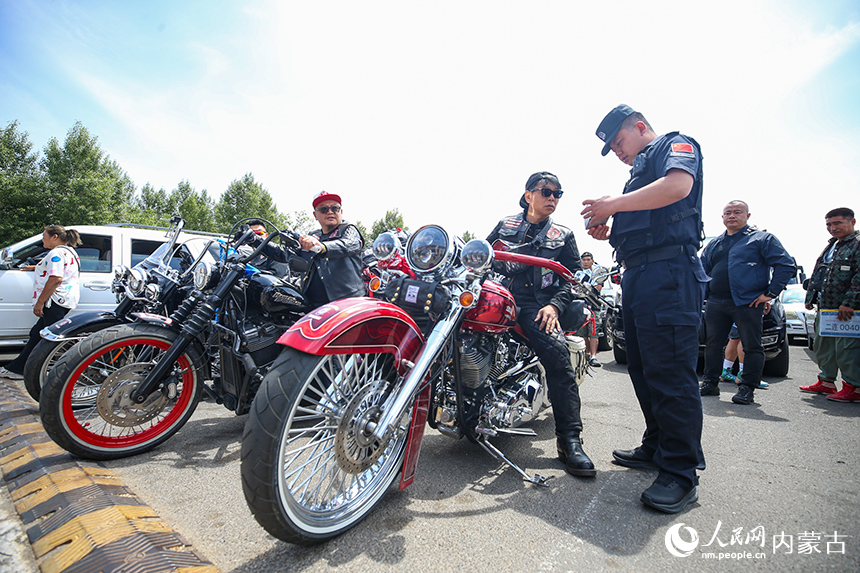 二連出入境邊防檢查站移民管理警察快速驗放摩托車自駕旅游團。郭鵬杰攝