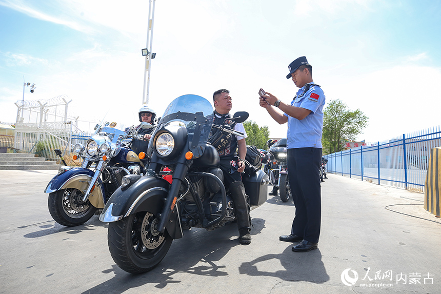 二連出入境邊防檢查站移民管理警察快速驗放摩托車自駕旅游團(tuán)。郭鵬杰攝