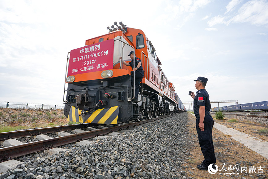 6月12日，內蒙古出入境邊防檢查站二連出入境邊防檢查站移民管理警察對中歐班列進行車體檢查。胡富國攝