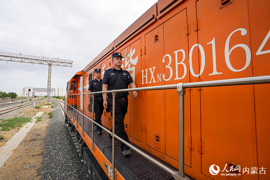6月12日,內蒙古出入境邊防檢查站二連出入境邊防檢查站移民管理警察對中歐班列進行車體檢查。胡富國攝