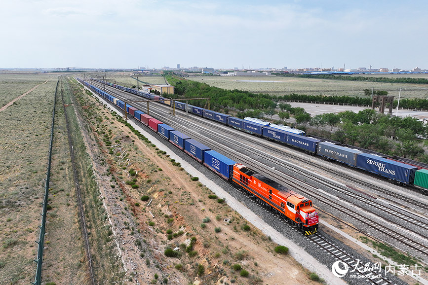 6月12日，第11萬列中歐班列?？慷B出入境邊防檢查站貨運執(zhí)勤現(xiàn)場（無人機照片）。郭鵬杰攝