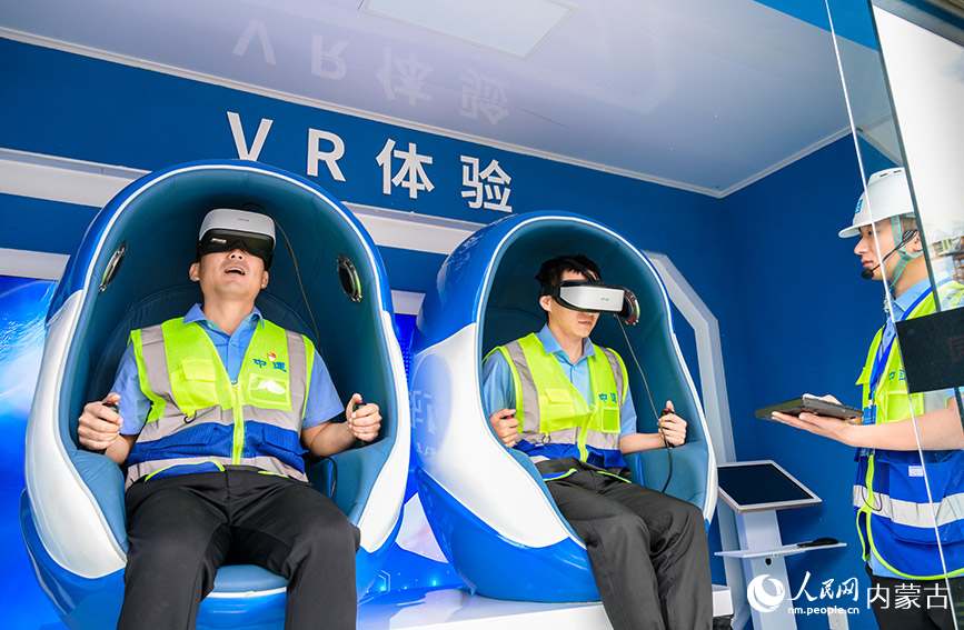 6月16日，參會(huì)人員全國(guó)住房和城鄉(xiāng)建設(shè)領(lǐng)域“安全宣傳咨詢(xún)?nèi)铡被顒?dòng)現(xiàn)場(chǎng)通過(guò)VR設(shè)備體驗(yàn)高空墜落、坍塌傷害等模擬場(chǎng)景。丁根厚攝