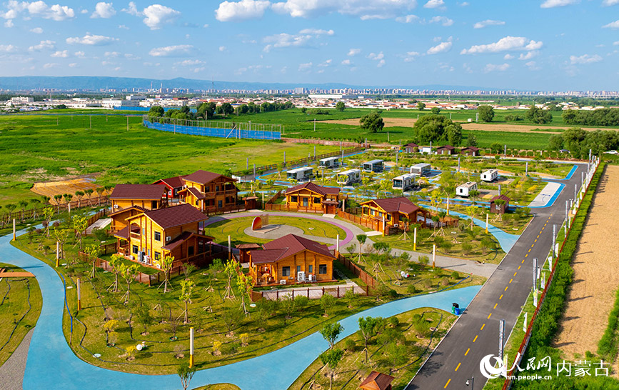 6月16日，呼和浩特市玉泉區大黑河郊野公園“清嶼林夕房車營地”與朵朵白云相映成趣，構成一幅愜意的郊野畫卷。丁根厚攝