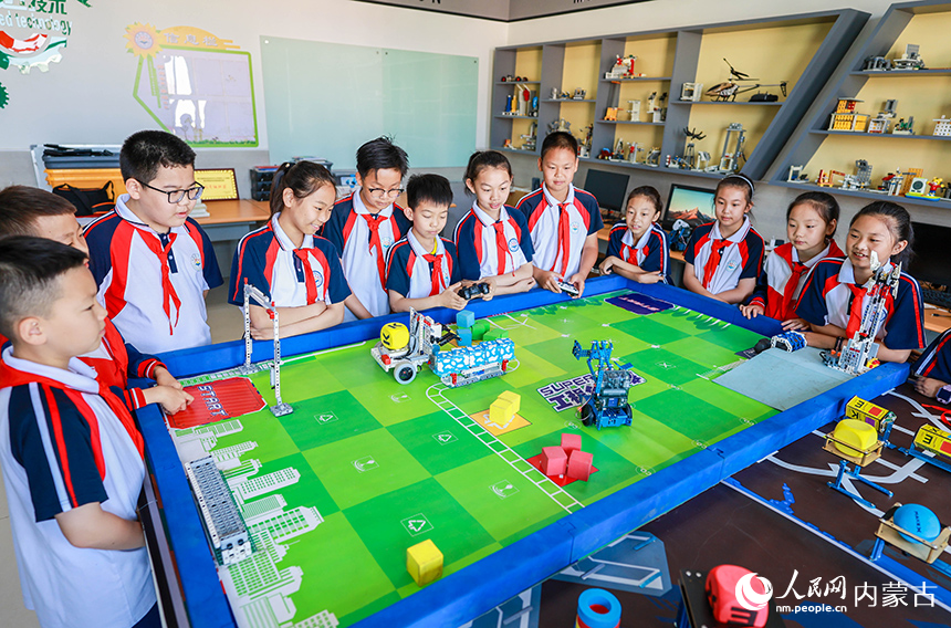 呼和浩特市玉泉區(qū)石東路小學(xué)學(xué)生在進(jìn)行編程機(jī)器人比賽。丁根厚攝