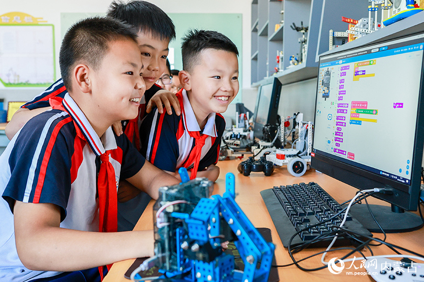 呼和浩特市玉泉區(qū)石東路小學(xué)學(xué)生在學(xué)習(xí)機(jī)器人編程。丁根厚攝