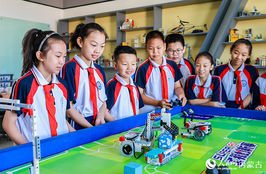 呼和浩特市玉泉區石東路小學學生在學習調試編程機器人。丁根厚攝