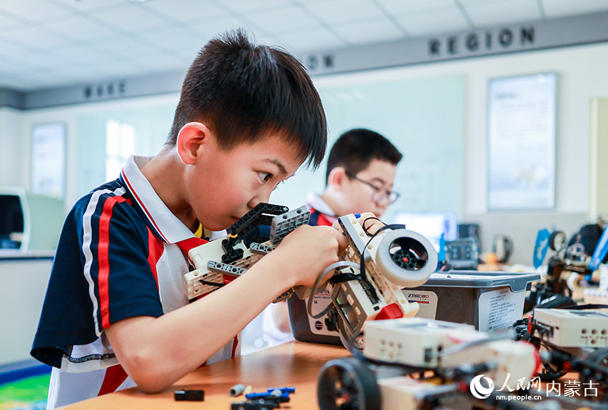 呼和浩特市玉泉區(qū)石東路小學(xué)學(xué)生在組裝機(jī)器人。丁根厚攝