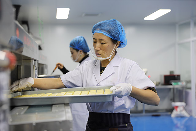 科右前旗傳統奶制品產業園制作奶食品