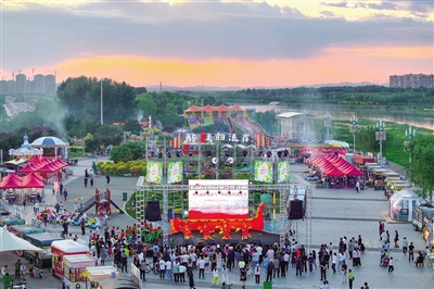 “科右前旗北疆烏蘭牧騎惠民演出月”活動在歸流河生態公園啟動。