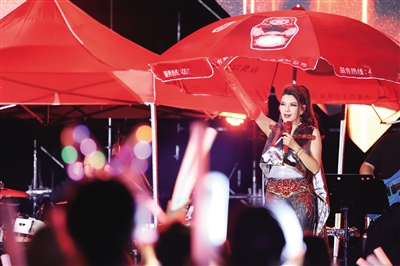 烏蘭圖雅“花開四季”演唱會現場。