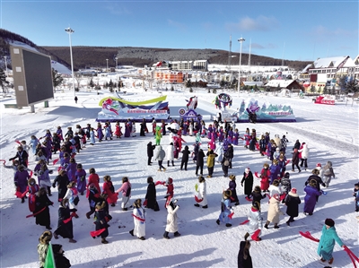 游客在阿爾山圣泉廣場跳起歡快的舞蹈。