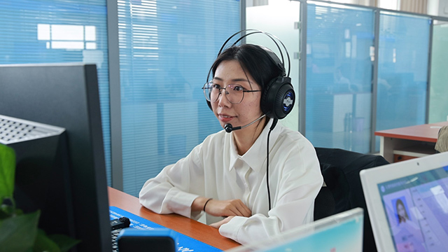 工作人員通過(guò)視頻遠(yuǎn)程指導(dǎo)群眾辦理業(yè)務(wù)。