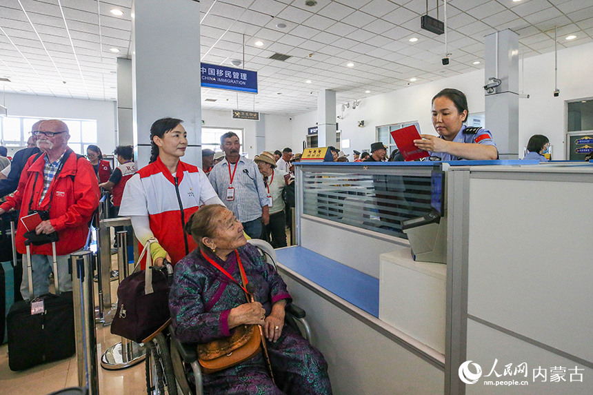 二連出入境邊防檢查站移民管理警察為參加“一帶一路·光明行”的蒙古國患者提供高效貼心的通關服務。楊金燁攝