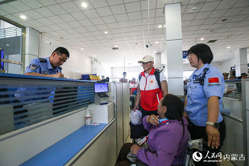 二連出入境邊防檢查站移民管理警察為參加“一帶一路·光明行”的蒙古國患者提供高效貼心的通關服務。楊金燁攝