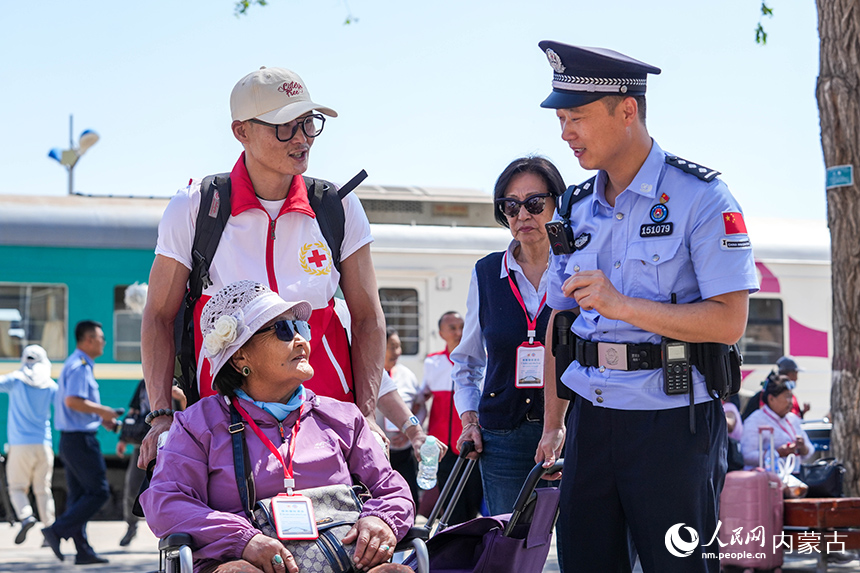 二連出入境邊防檢查站移民管理警察為參加“一帶一路·光明行”的蒙古國患者提供通關便利。楊金燁攝