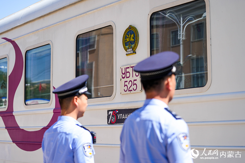 二連出入境邊防檢查站移民管理警察監護參加“一帶一路·光明行”活動的入境列車。楊金燁攝