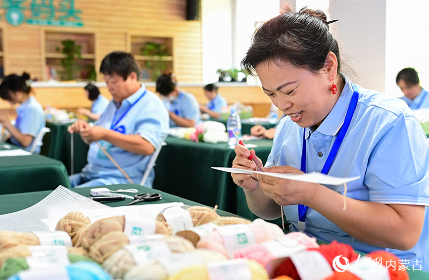 6月21日，參賽選手在鉤針編織項目比賽中。王正攝