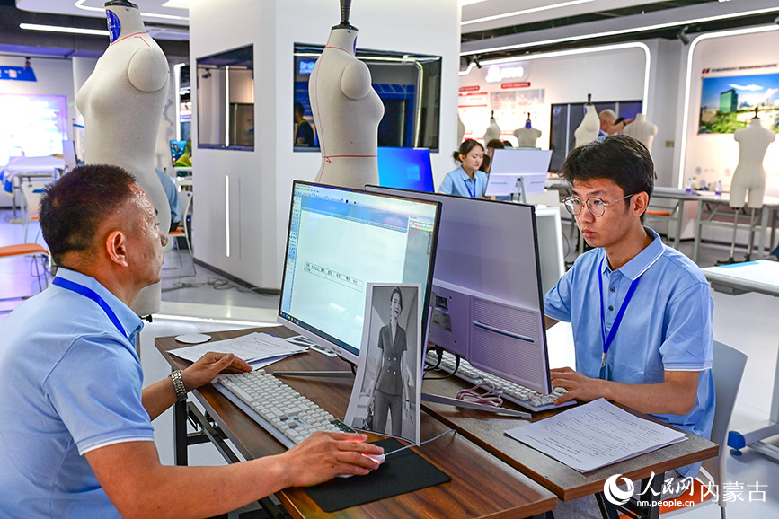 6月21日，參賽選手在時(shí)裝技術(shù)項(xiàng)目比賽中。王正攝