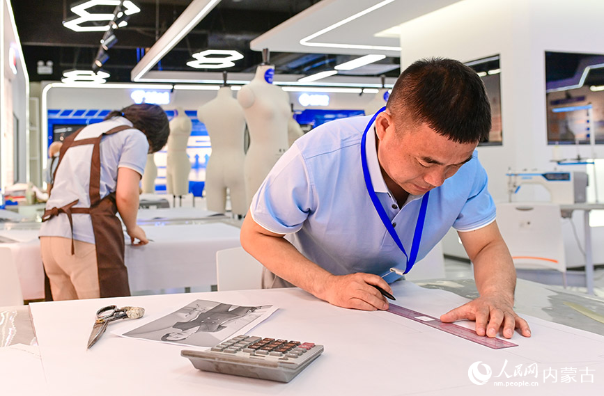 6月21日，參賽選手在時裝技術項目比賽中。王正攝