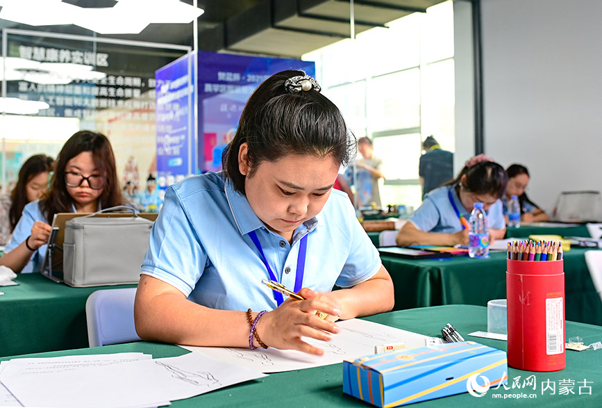 6月21日，參賽選手在服裝款式設計項目比賽中。王正攝