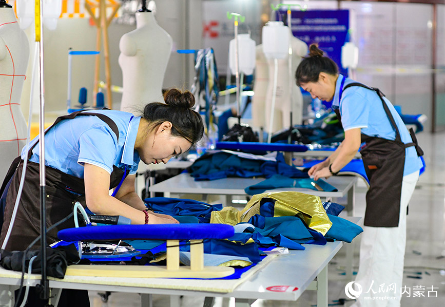 6月21日，參賽選手在民族服飾制作項(xiàng)目比賽中。王正攝