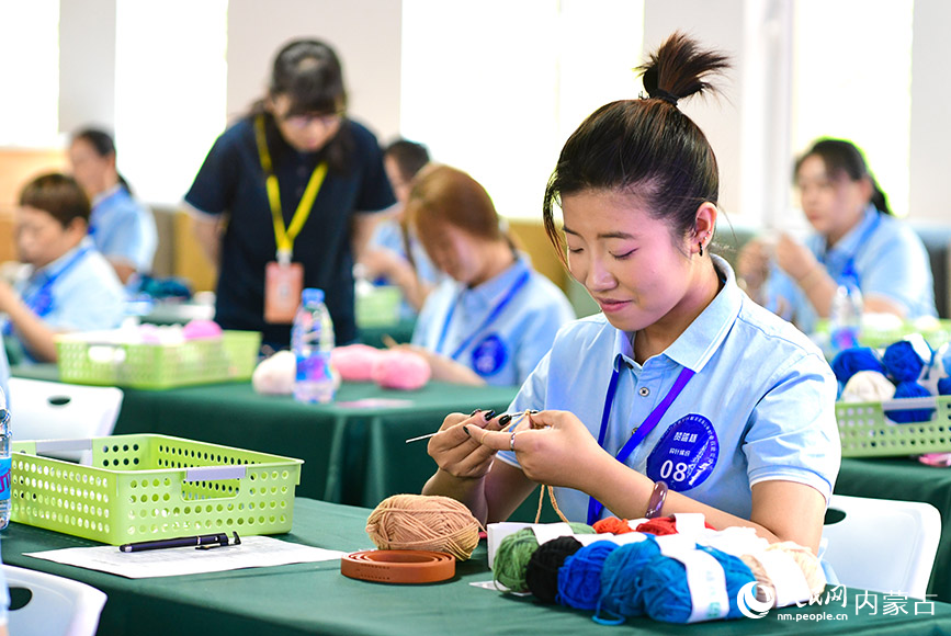 6月21日，參賽選手在鉤針編織項目比賽中。王正攝