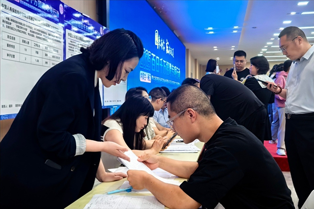 求職者與用工企業交談。王瑩攝