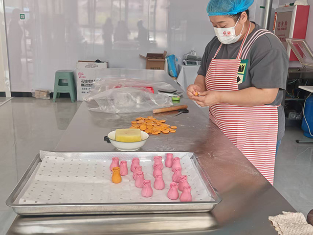 松山區(qū)興安街道悅海社區(qū)居民孫曉楠正在做面點(diǎn)。