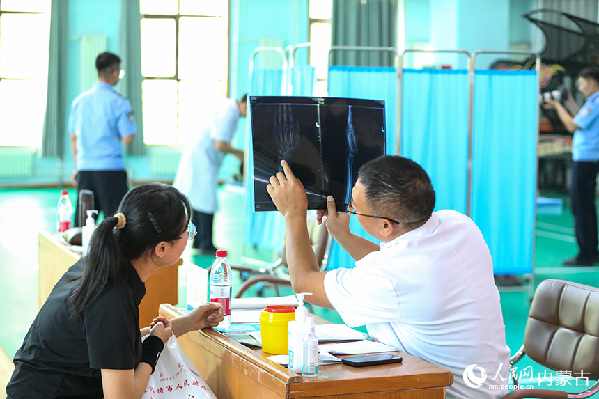 醫(yī)療專家為民警家屬進行診療。郭鵬杰攝