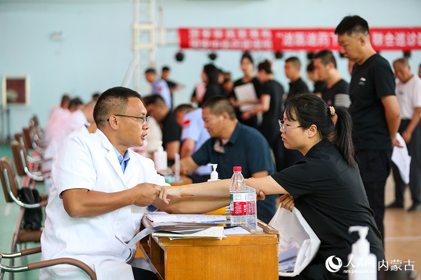 醫療專家為民警家屬進行診療。郭鵬杰攝