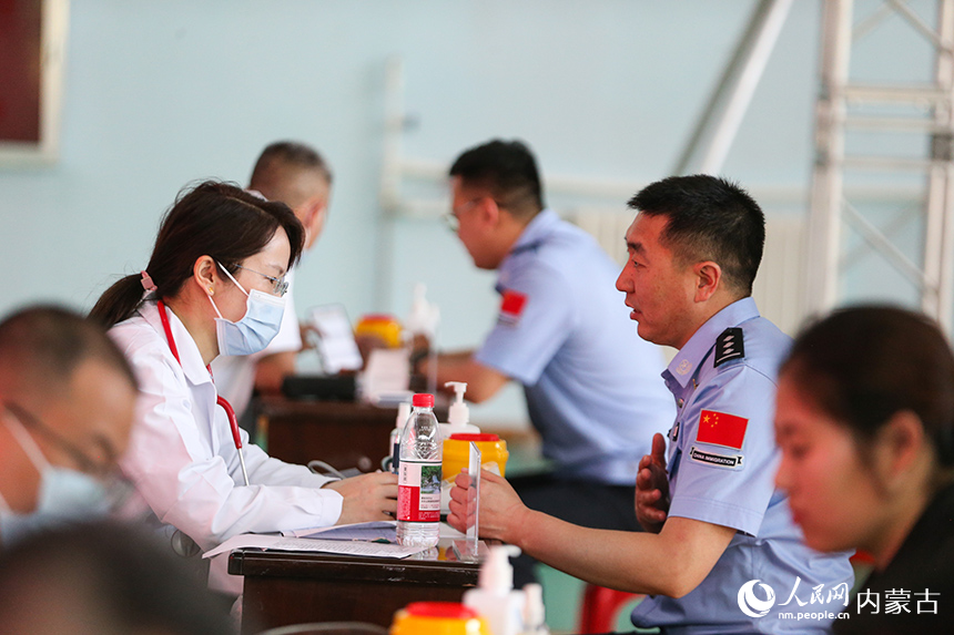 醫療專家現場為民警診療。郭鵬杰攝