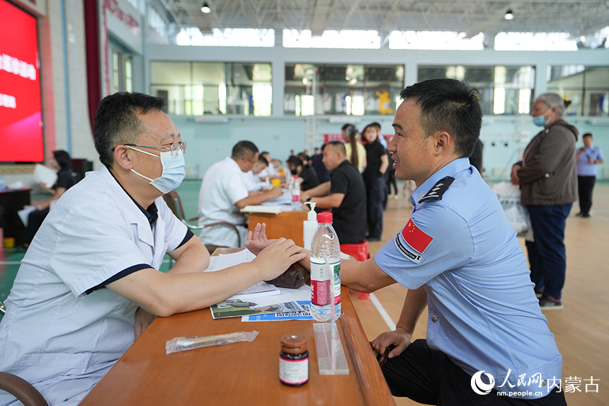 醫療專家為民警號脈問診。郭鵬杰攝
