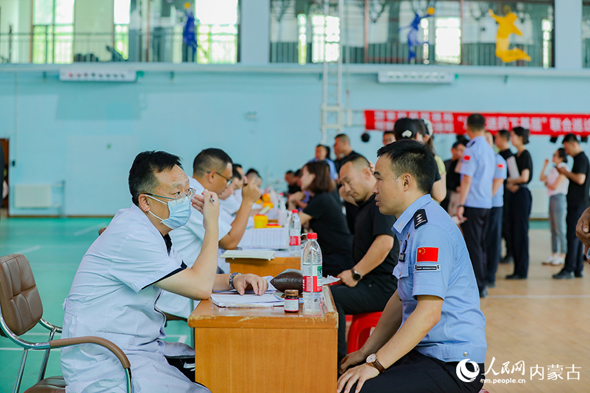 醫療專家為駐守邊境的移民管理警察進行診療。田書廣攝