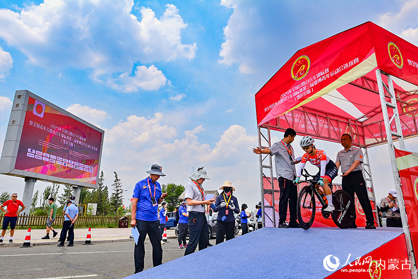 一名車(chē)手在女子個(gè)人計(jì)時(shí)賽項(xiàng)目比賽中出發(fā)。王正攝