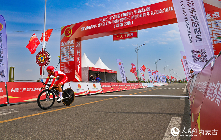 一名車手在男子個人計時賽項目比賽中沖過終點。王正攝