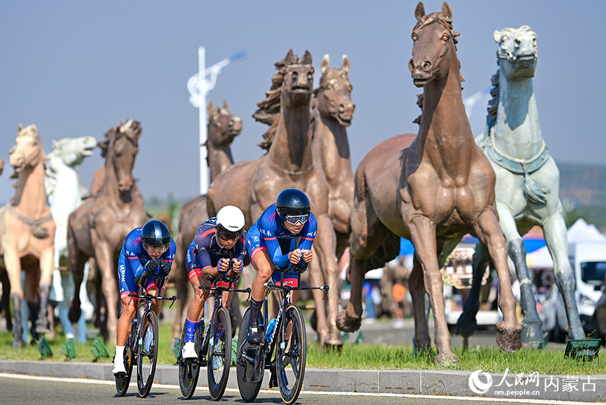車手在混合團體計時賽項目比賽中。王正攝