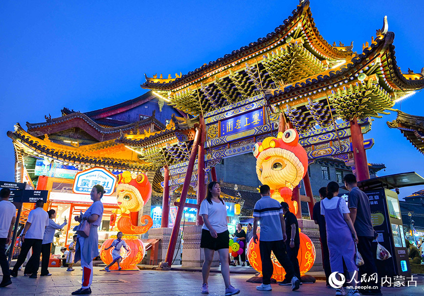 6月24日，游客在呼和浩特市玉泉區(qū)塞上老街旅游休閑街區(qū)游覽。丁根厚攝