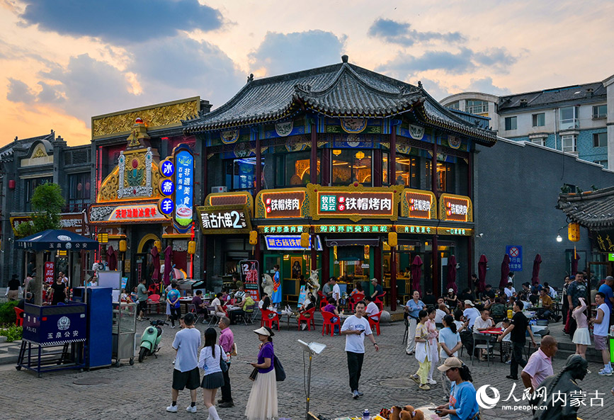 6月24日，游客在呼和浩特市玉泉區塞上老街旅游休閑街區游覽。丁根厚攝