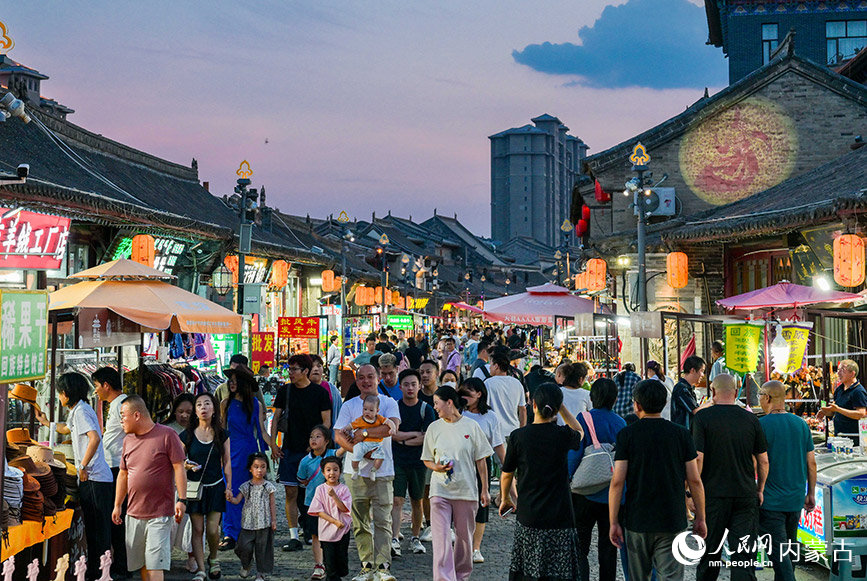 6月24日，游客在呼和浩特市玉泉區塞上老街旅游休閑街區游覽。丁根厚攝