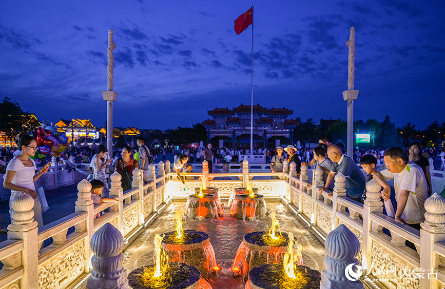 6月24日，游客在呼和浩特市玉泉區塞上老街旅游休閑街區“玉泉井”旁游玩。丁根厚攝