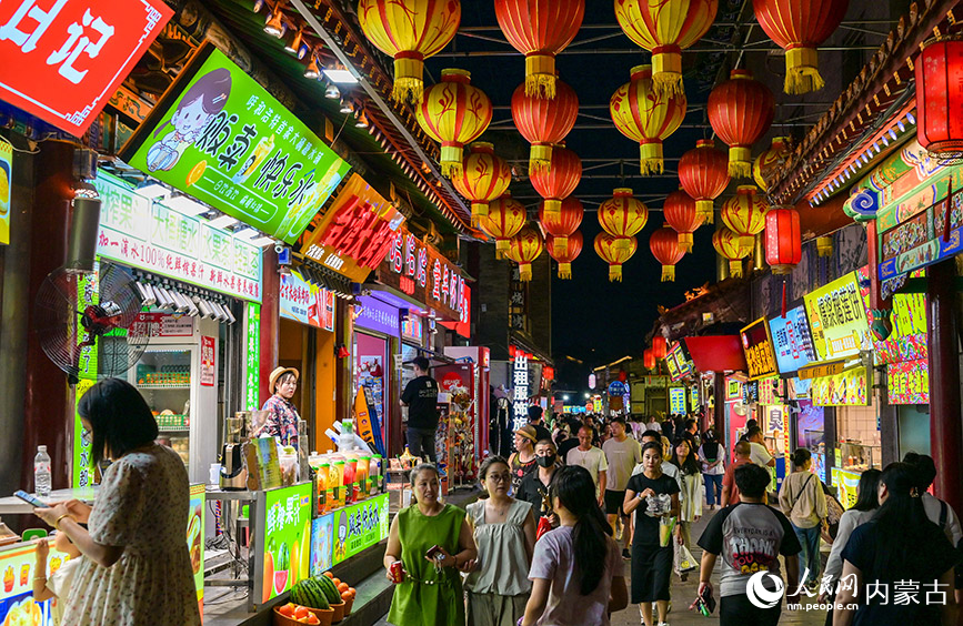 6月24日,呼和浩特市玉泉區(qū)塞上老街旅游休閑街“通順大巷夜市”人流如織。丁根厚攝
