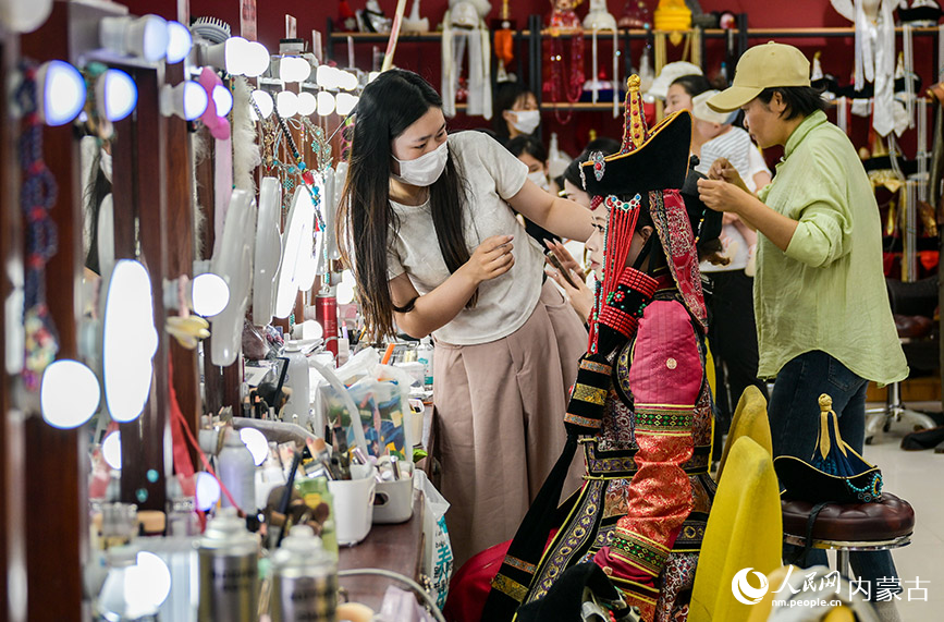 6月24日，游客在呼和浩特市玉泉區塞上老街旅游休閑街區一家旅拍攝影店內化妝。丁根厚攝