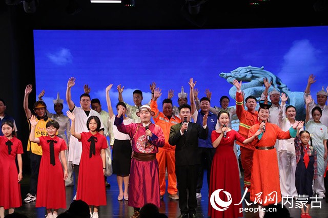 全體演職人員演唱《燈火里的中國》。主辦方供圖