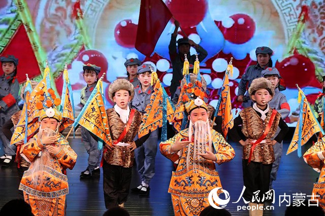 萬錦學校少先隊員表演《接過紅旗肩上扛》。主辦方供圖