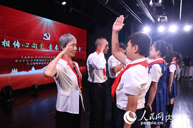 萬錦學校少先隊員表演《接過紅旗肩上扛》。主辦方供圖