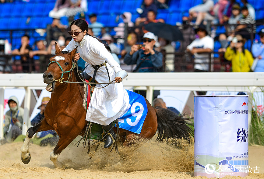 6月28日，騎手在繞桶項目比賽中。王正攝