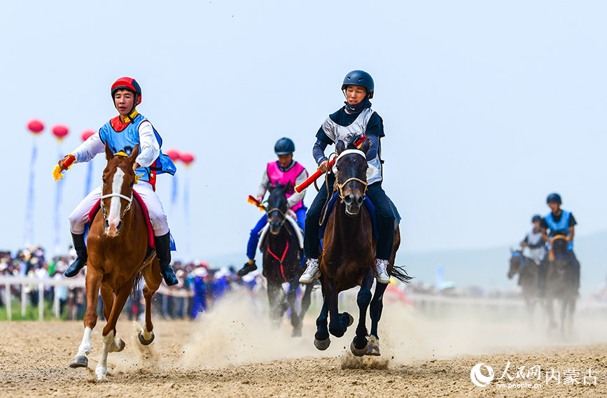 6月28日，騎手在賽馬項目比賽中。王正攝
