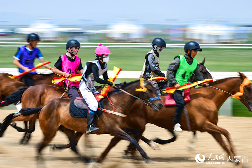 6月28日，騎手在賽馬項目比賽中。王正攝