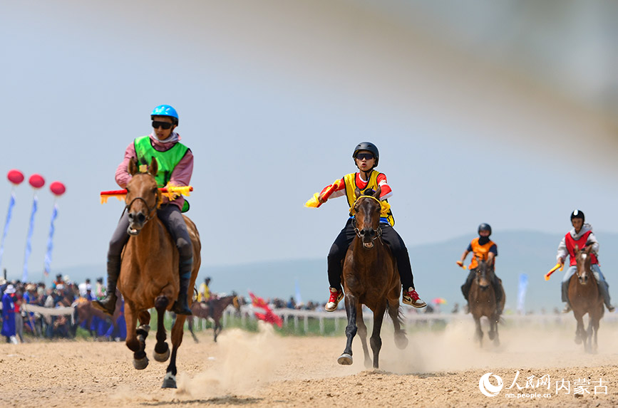 6月28日，騎手在賽馬項目比賽中。王正攝