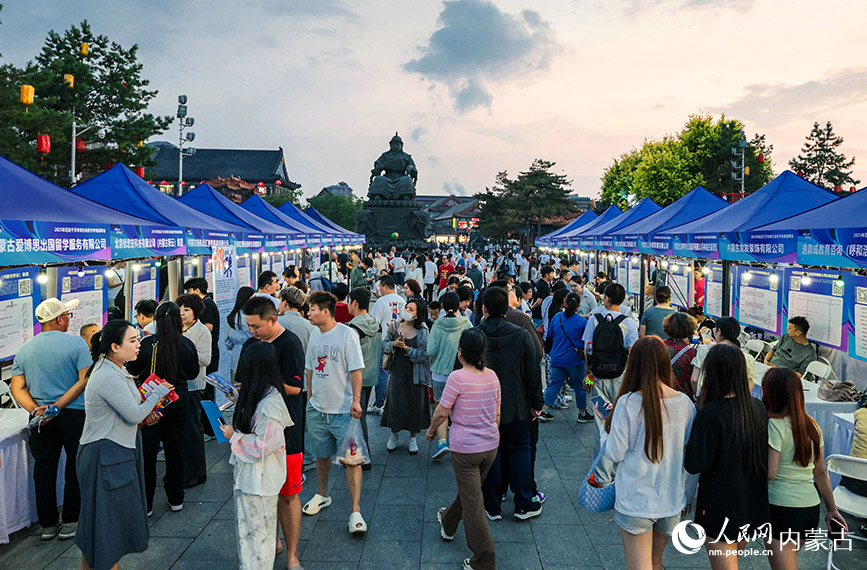 6月28日晚，呼和浩特市玉泉區(qū)“人才夜市”專場招聘會現(xiàn)場人頭攢動(dòng)。丁根厚攝